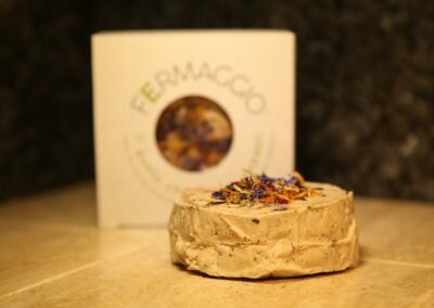 Fermaggio stagionato fiori front